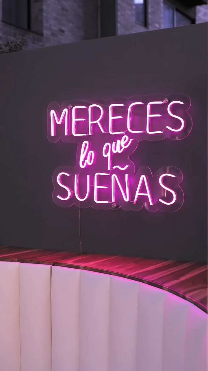Letrero de neón rosa: Mereces lo que sueñas